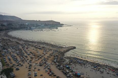 Cientos de personas acudieron a las playas de Chorrillos y Barranco para disfrutar del verano (FOTOS)