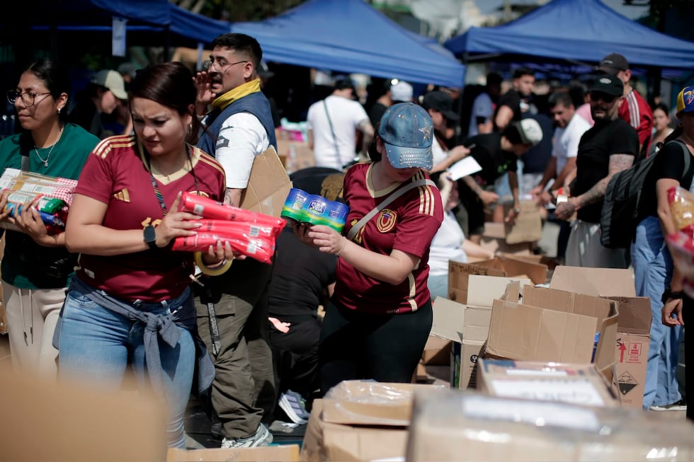 Comunidad venezolana en Perú reúne donaciones para enviar ayuda humanitaria a los damnificados en Venezuela en Surquillo