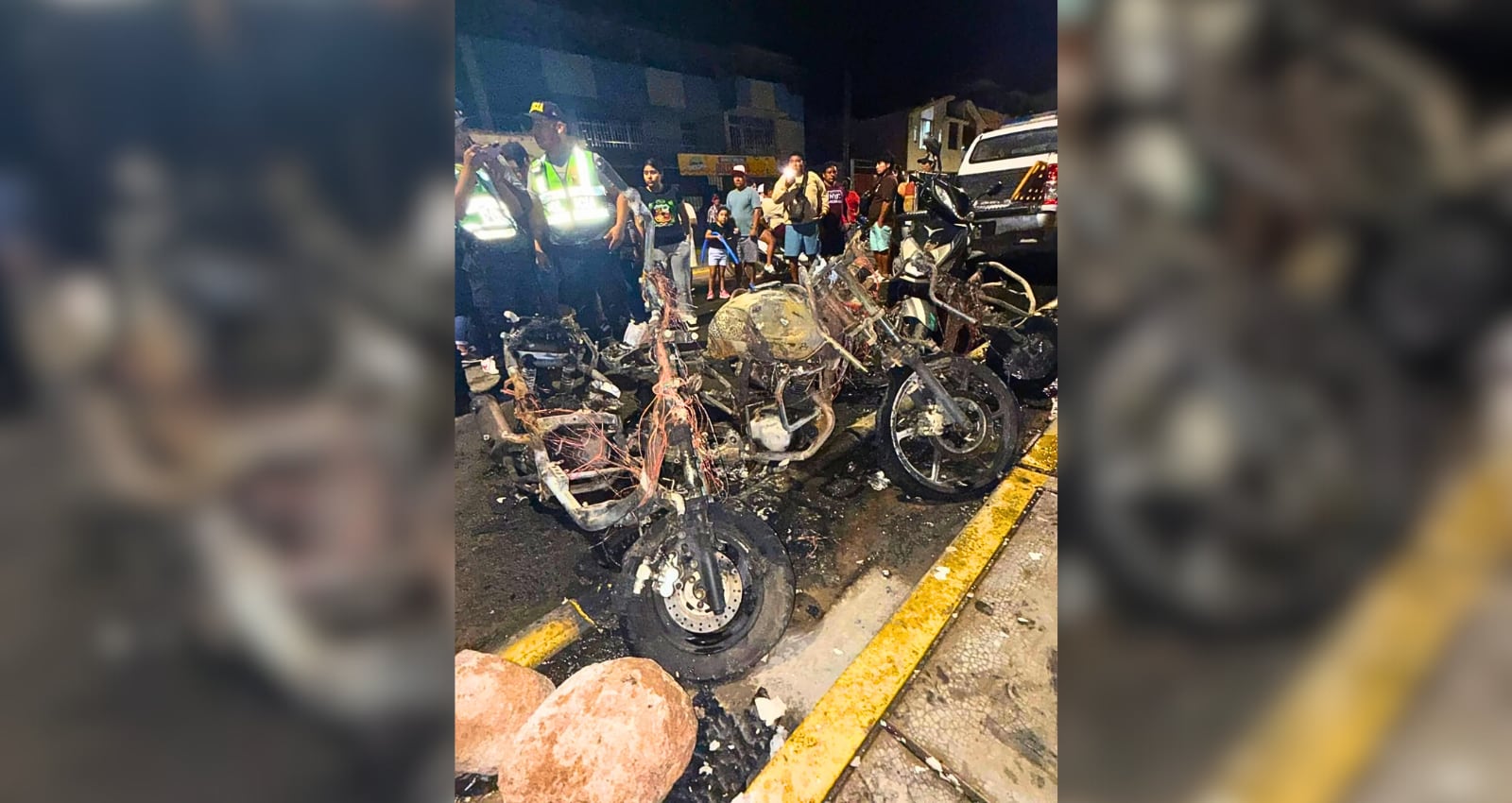 Incendio de tres motos frente a entidad bancaria en Camaná. Foto: Chisme noticias Camaná.