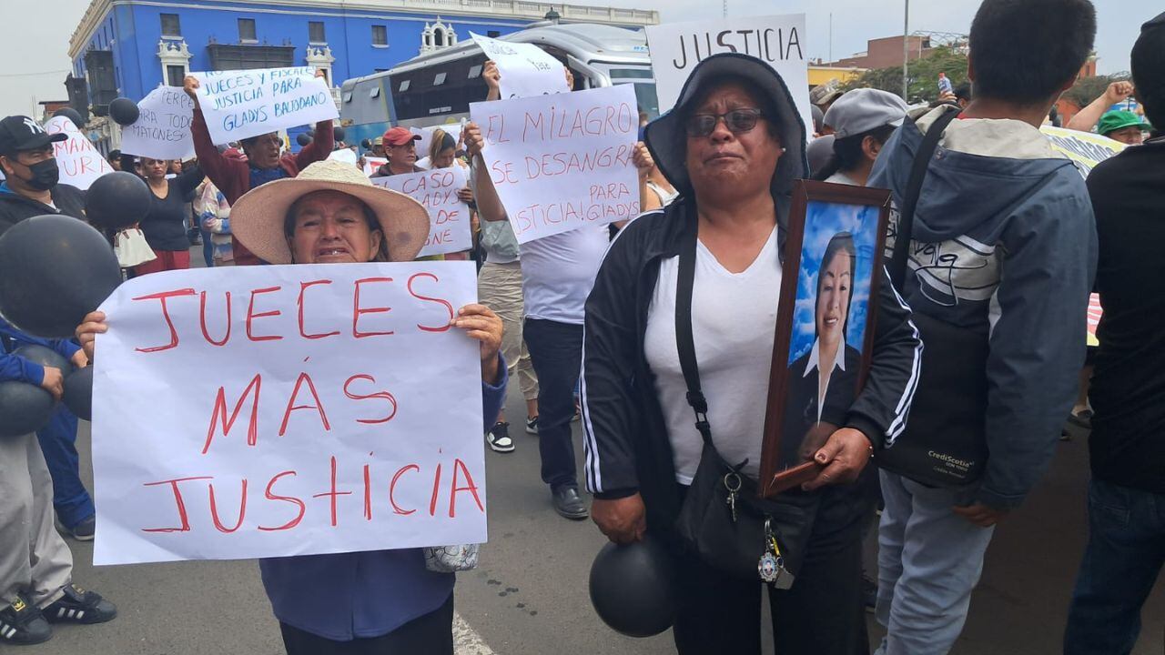 Realizaron una marcha pacífica por la Plaza de Armas de Trujillo y pidieron todo el peso de la ley para los responsables de este hecho de sangre.