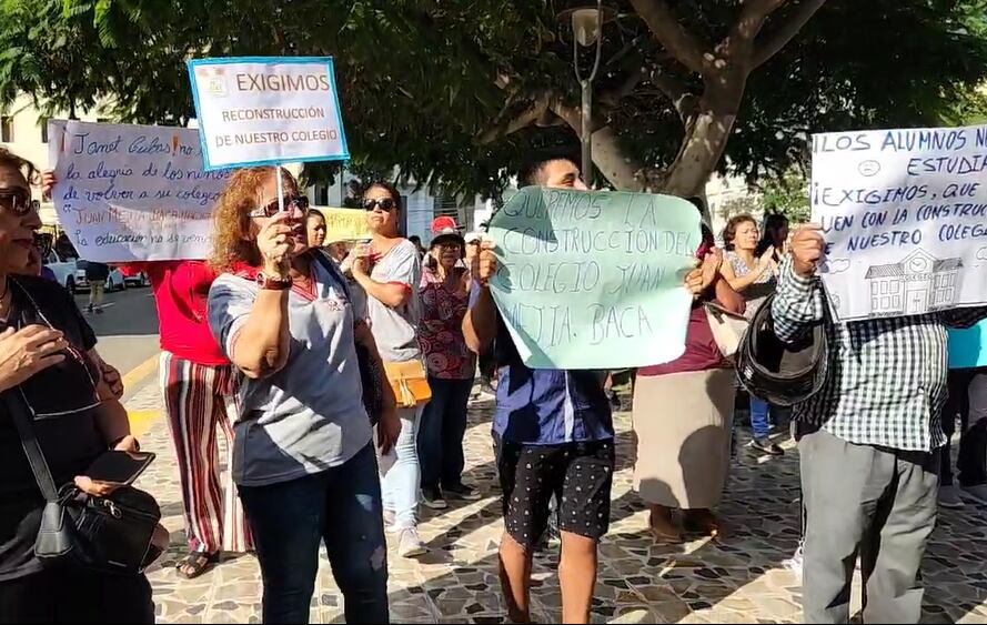 Protestan por retraso en obra de colegio “Juan Mejía Baca”