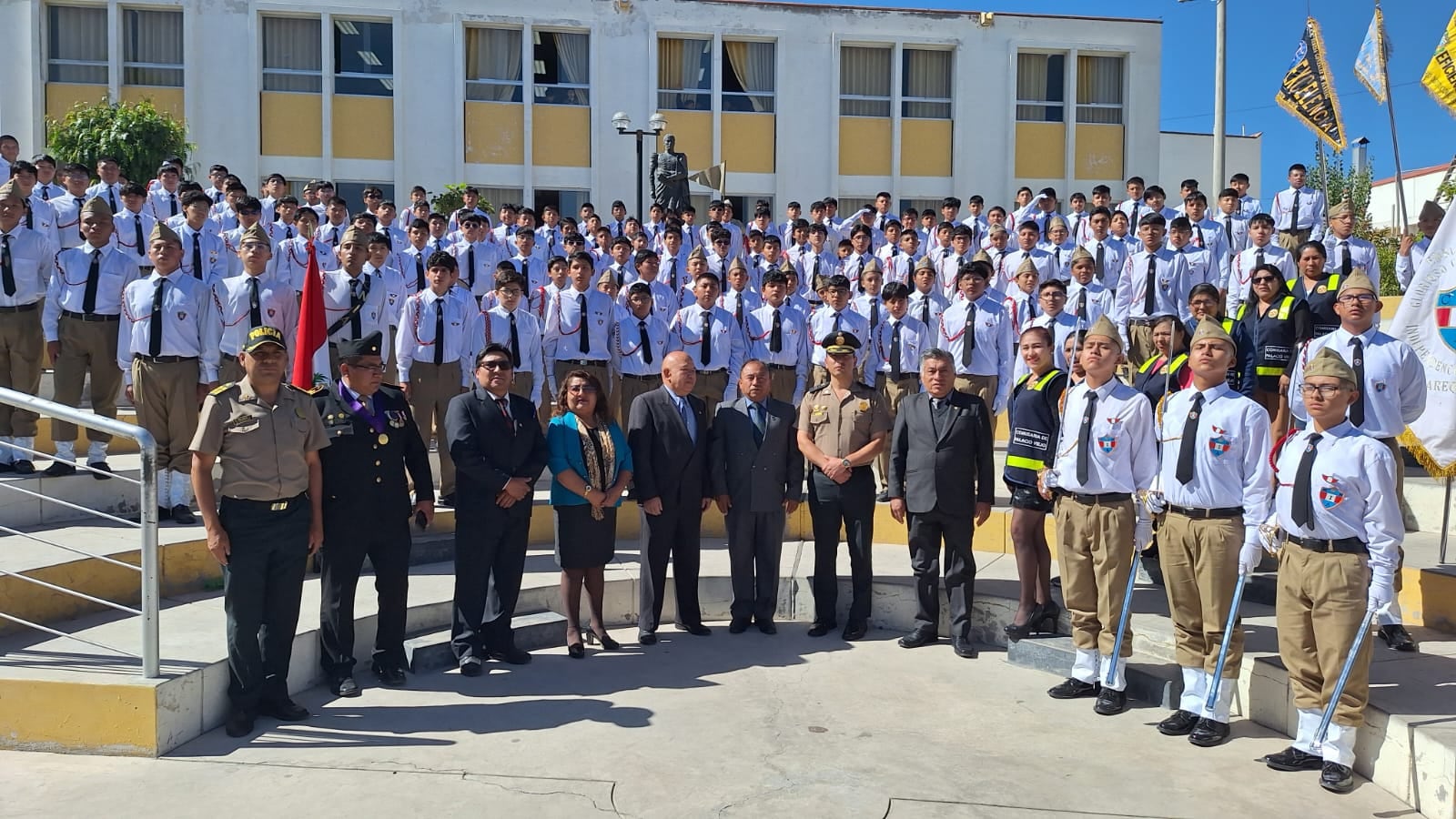 Estudiantes juramentan como Policía Escolar y BAPES en el colegio Independencia Americana, en el Cercado de Arequipa. Foto: PNP.