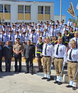 Estudiantes juramentan como Policía Escolar y BAPES en el colegio Independencia Americana, en el Cercado de Arequipa. Foto: PNP.