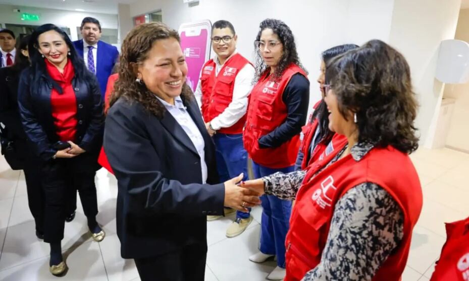 La nueva ministra de la Mujer comenzó su labor en la sede central del sector, donde reafirmó el compromiso de fortalecer la prevención y atención a personas en situación de vulnerabilidad. FOTO: ANDINA