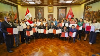 Arequipa: Reconocimiento a docentes por 25 y 30 años de servicio