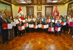 Arequipa: Reconocimiento a docentes por 25 y 30 años de servicio