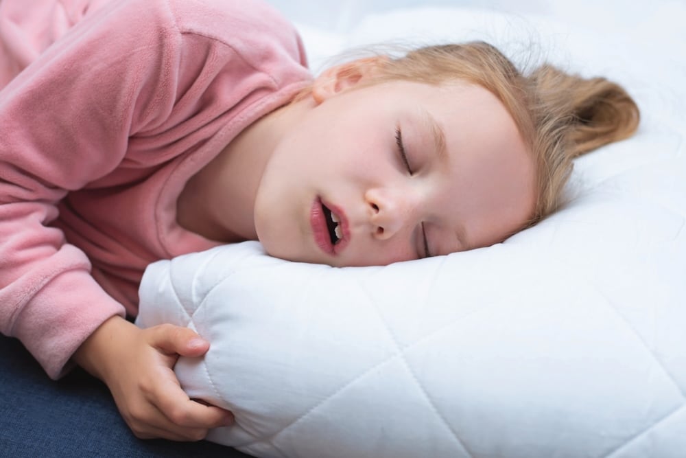 Dormir con la boca abierta, roncar o babear durante la noche suele considerarse normal en muchos niños. Sin embargo, especialistas advierten que estos síntomas pueden ser indicadores de una obstrucción respiratoria persistente que requiere evaluación médica para evitar complicaciones futuras.