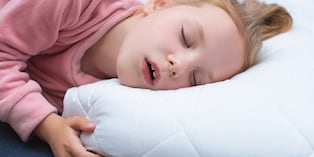 Dormir con la boca abierta, roncar o babear durante la noche suele considerarse normal en muchos niños. Sin embargo, especialistas advierten que estos síntomas pueden ser indicadores de una obstrucción respiratoria persistente que requiere evaluación médica para evitar complicaciones futuras.