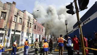 Incendio en La Victoria: EsSalud evacúa pacientes del Hospital Almenara
