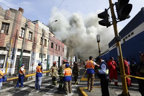 Incendio en La Victoria: EsSalud evacúa pacientes del Hospital Almenara