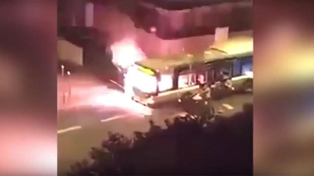 París: hombres incendian bus al grito de alabanzas a Alá (VIDEO)