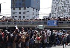 Cientos de personas continúan llegando a la avenida Brasil para la Gran Parada y Desfile Cívico Militar (GALERÍA)