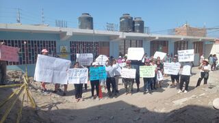 Padres protestan por obra paralizada en la I.E.I. Chala Sur - Arequipa: “Nuestros hijos merecen un colegio digno”