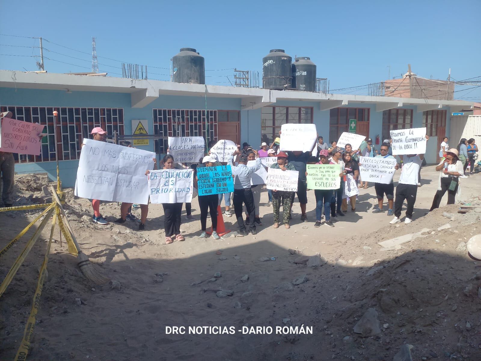 Padres de familia de I.E.I. Chala Sur protestan por obra paralizada. Foto: Difusión