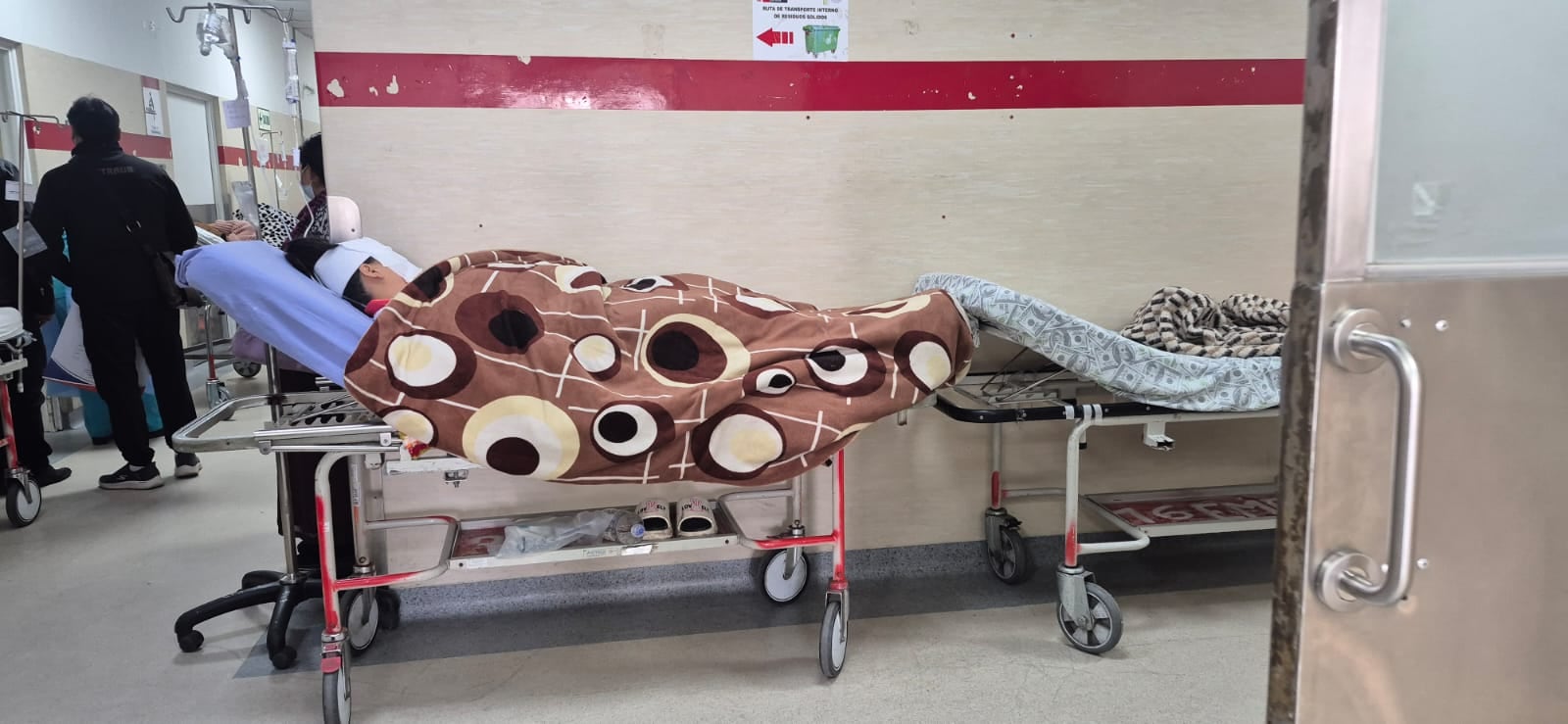 Pareja que sufrió quemaduras por deflagración de gas en Secocha permanecen en hospital Honorio Delgado Epinoza. (Foto: Pedro Torres/@photo.gec)