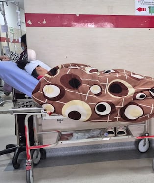 Pareja que sufrió quemaduras por deflagración de gas en Secocha permanecen en hospital Honorio Delgado Epinoza. (Foto: Pedro Torres/@photo.gec)