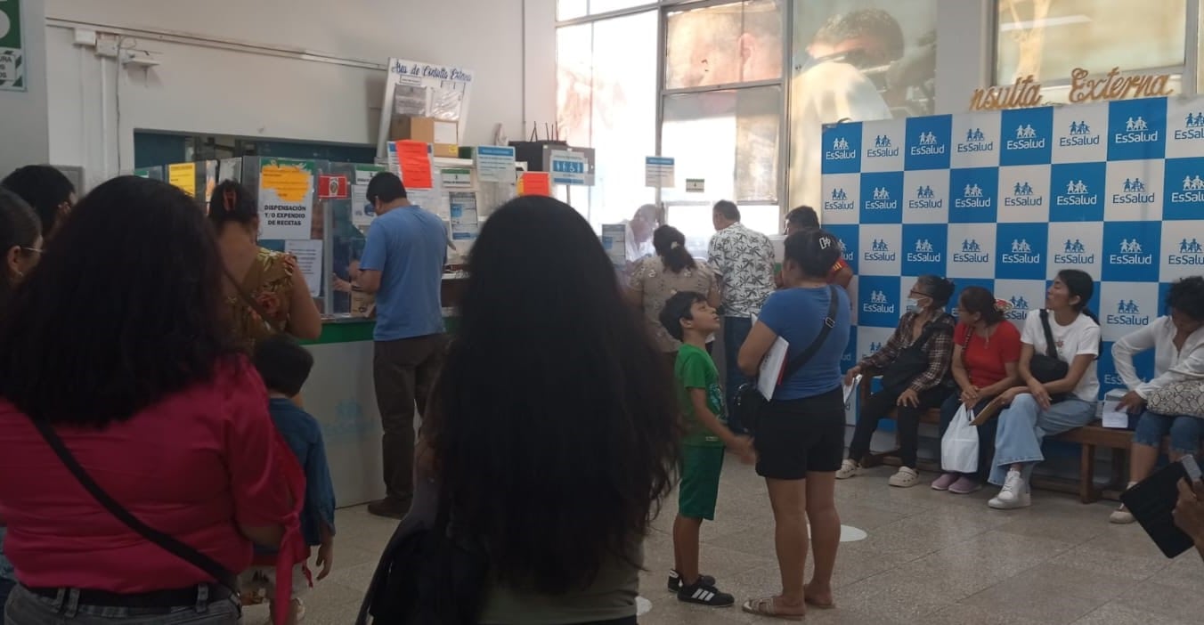 Pacientes asisten a farmacia de nosocomio Almanzor Aguinaga.