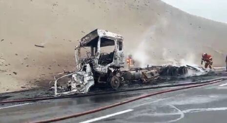 Conductor muere calcinado tras violento choque de camiones en la Panamericana Sur