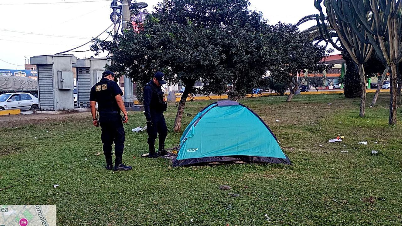 Habían instalado una carpa para descansar.