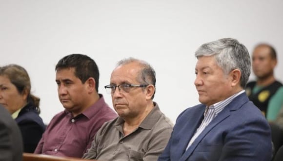 Nicanor Boluarte y Mateo Castañeda escuchan la resolución judicial que anoche ordenó su excarcelación.  Seguirán siendo procesados en libertad.