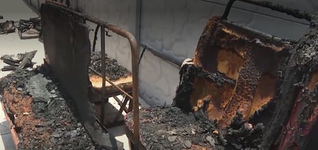 Extorsionadores incendian combi de transporte público en Chorrillos durante la madrugada