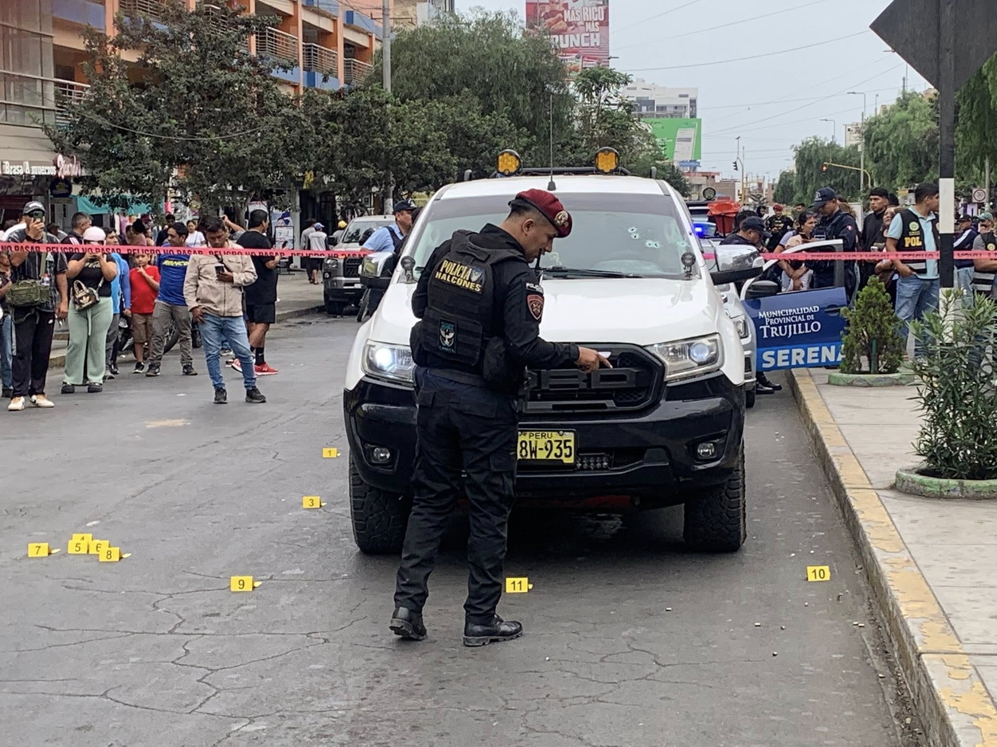 Sicarios dispararon 23 veces contra una camioneta en donde iban tres adultos y un bebé. El menor salió ileso, pero los mayores de edad están heridos en el hospital Belén. (Foto: Ozono Televisión)