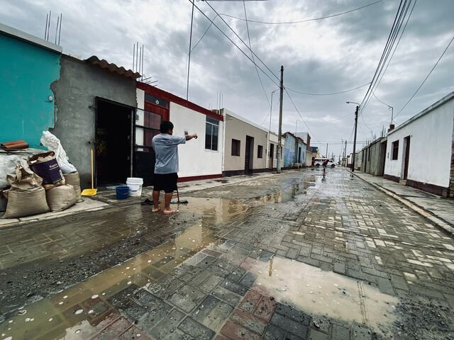 Lluvia sorprendió a los pobladores. (Foto: Randy Reyes)