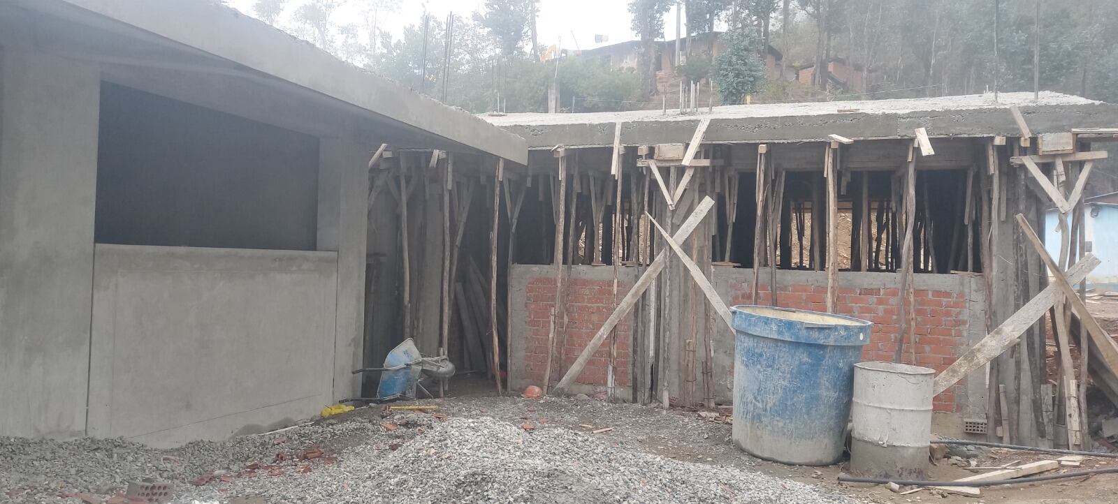 El órgano de control detalla que un grupo de funcionarios de la Municipalidad Distrital de Huarmaca aprobó el pago de la reconstrucción de la institución educativa del caserío Eucalipto de Porcuya del distrito de Huarmaca, a pesar que parte de la obra no se realizó