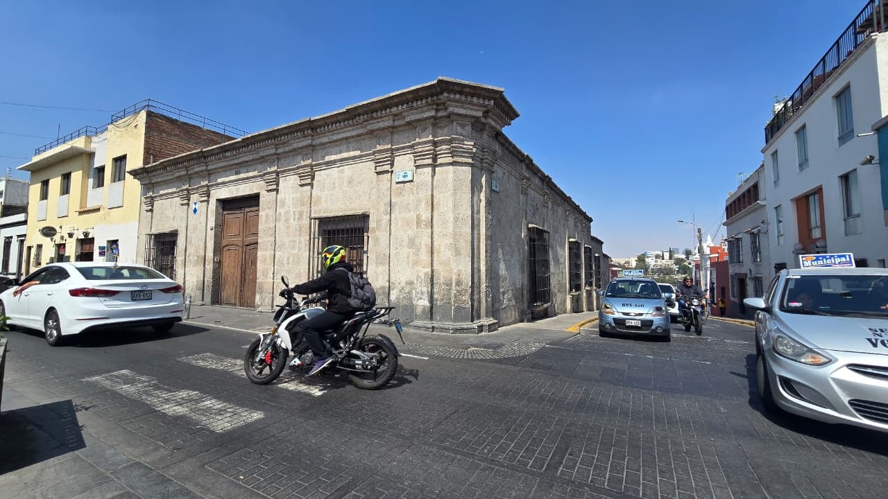 Calle Bolívar, antigua vía de la Aduana y los trampantojos de Arequipa. (Foto: Yunsu Pariapaza/@photo.gec)