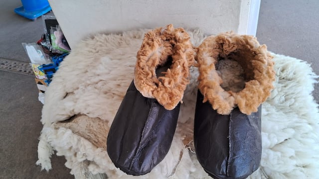 Huancayo: Artesano fabrica zapatos de pellejo de carnero para aplacar el frío