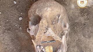 Arqueólogos desentierran momias egipcias con lenguas doradas