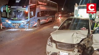 Choque entre bus y auto deja daños materiales en la Carretera Central