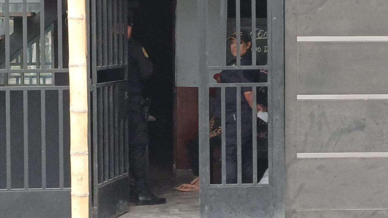 Víctima tiene 52 años y extorsionadores le dejaron balas y carta.