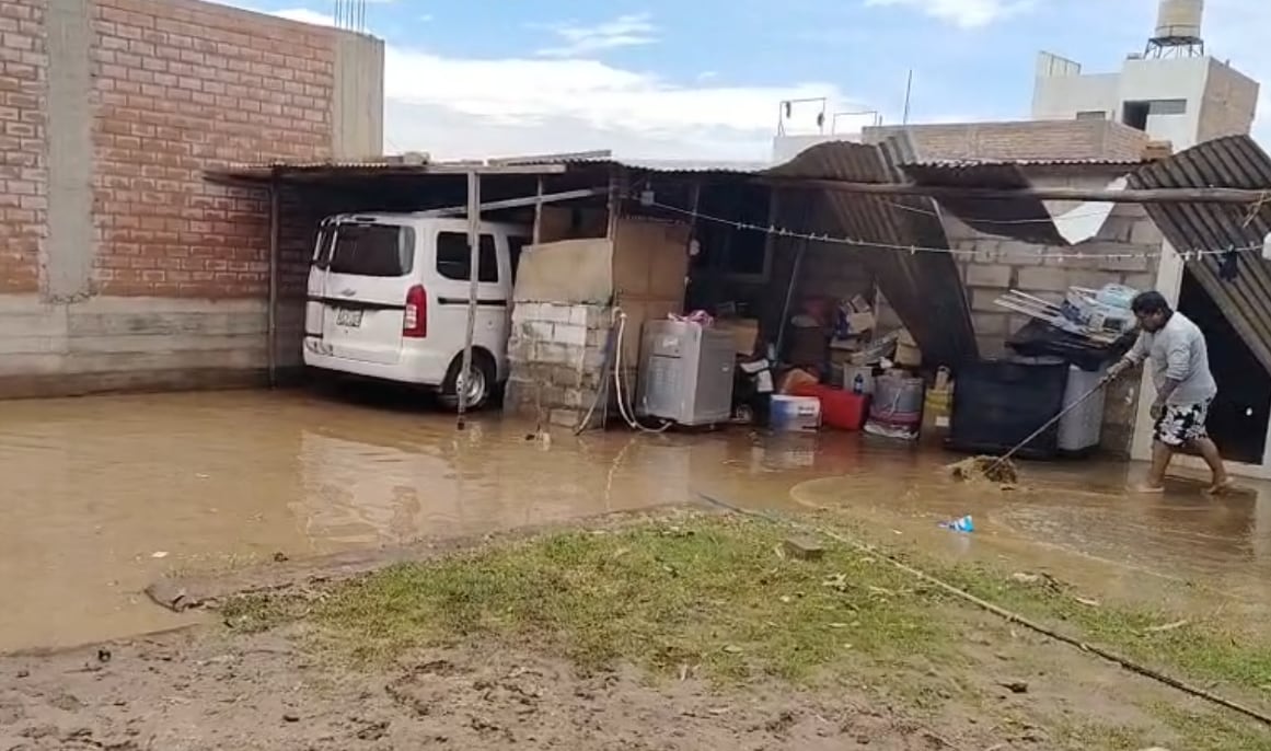 El patio de una vivienda se inundó y las calaminas que cubrían el patio del inmueble se desplomaron