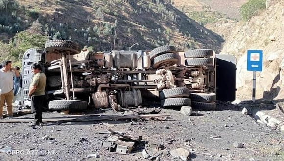 Pesado vehículo se volcó en una curva, en el sector Casmiche, provincia de Otuzco. Los heridos fueron evacuados al centro de salud más cercano.