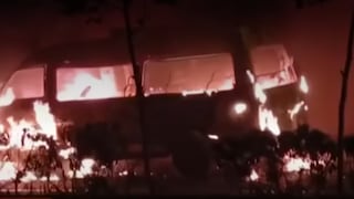 Combi incendiada por extorsionadores en Cercado de Lima: transportistas denuncian ola de violencia