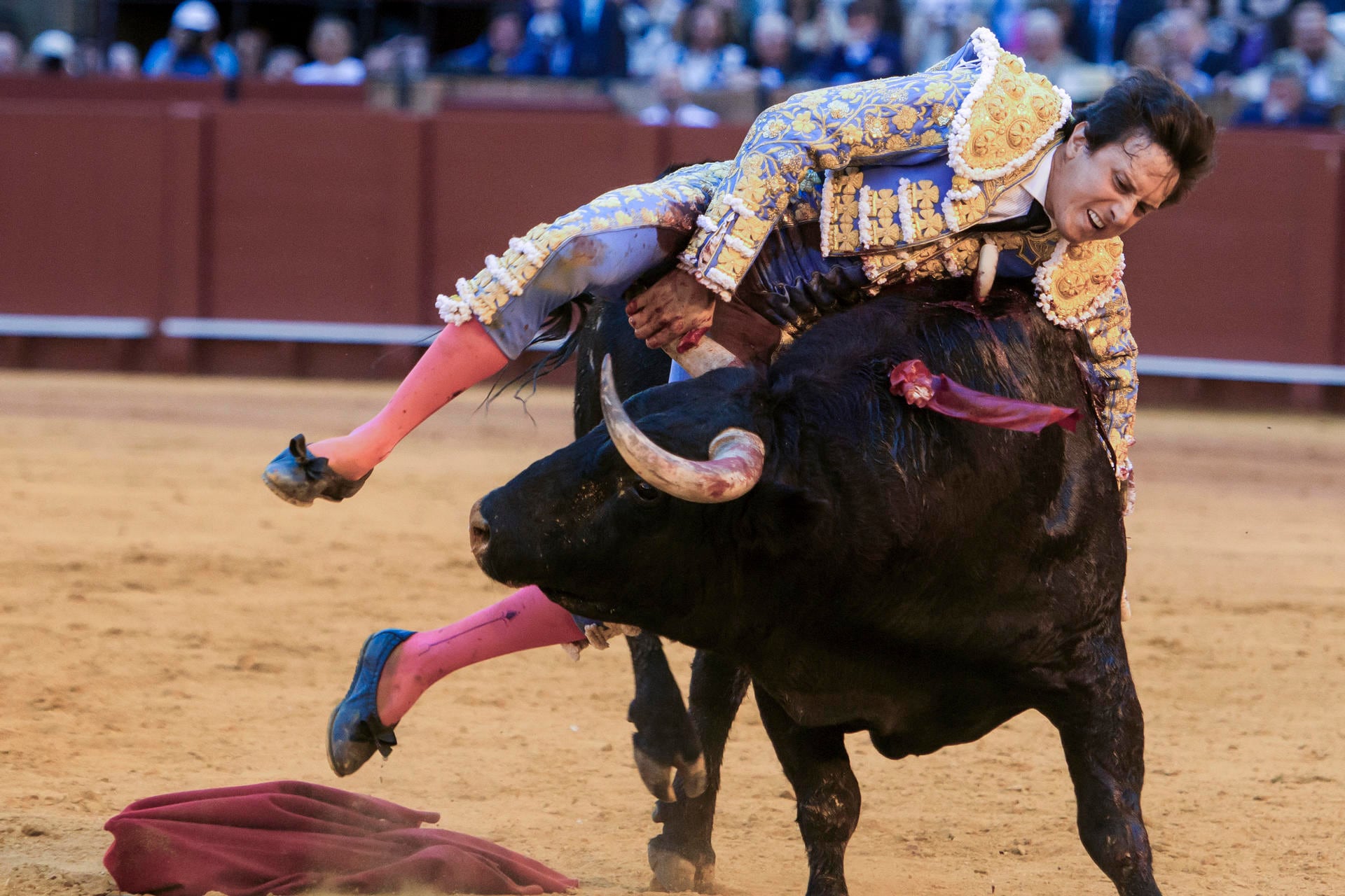 SEVILLA, 23/04/2026. - El diestro Roca Rey con su segundo toro en la decimotercera corrida de abono este jueves en la Plaza de Toros de La Maestranza de Sevilla. EFE/ Raúl Caro