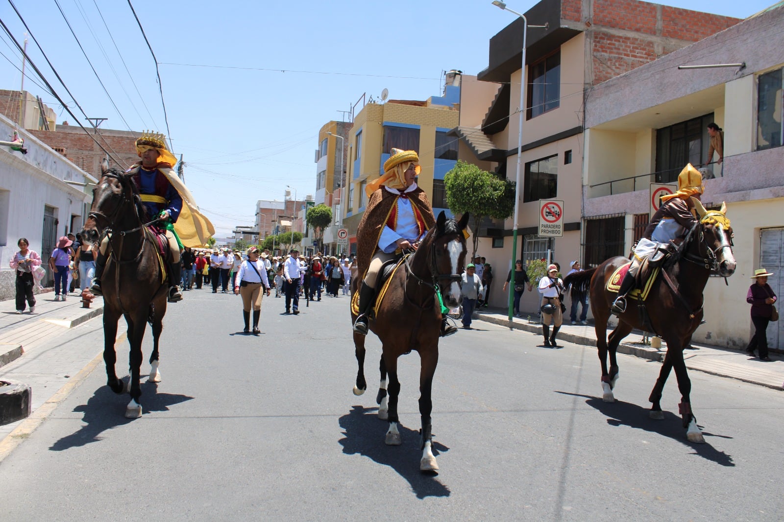 Los Reyes Magos en caballo por las calles del distrito de Tiabaya. Foto: M. Tiabaya.