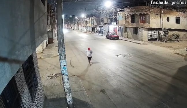 Cámaras captaron cuando extorsionador arrojó el explosivo por una de las ventanas del negocio.