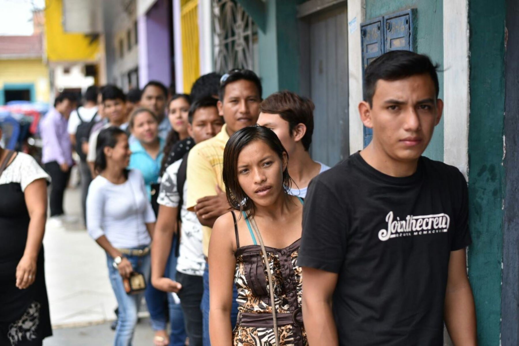 El proyecto busca reducir la informalidad laboral y contempla incentivos económicos para servidores públicos que renuncien voluntariamente.