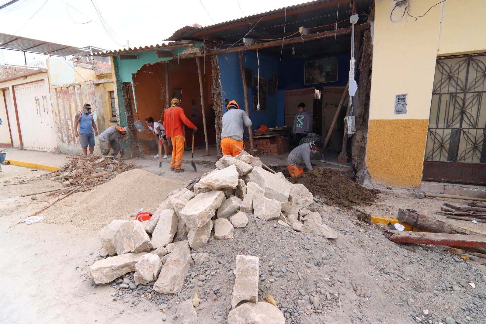 Inician trabajos de reparación en viviendas afectadas por obra de pistas y veredas del Barrio Sur