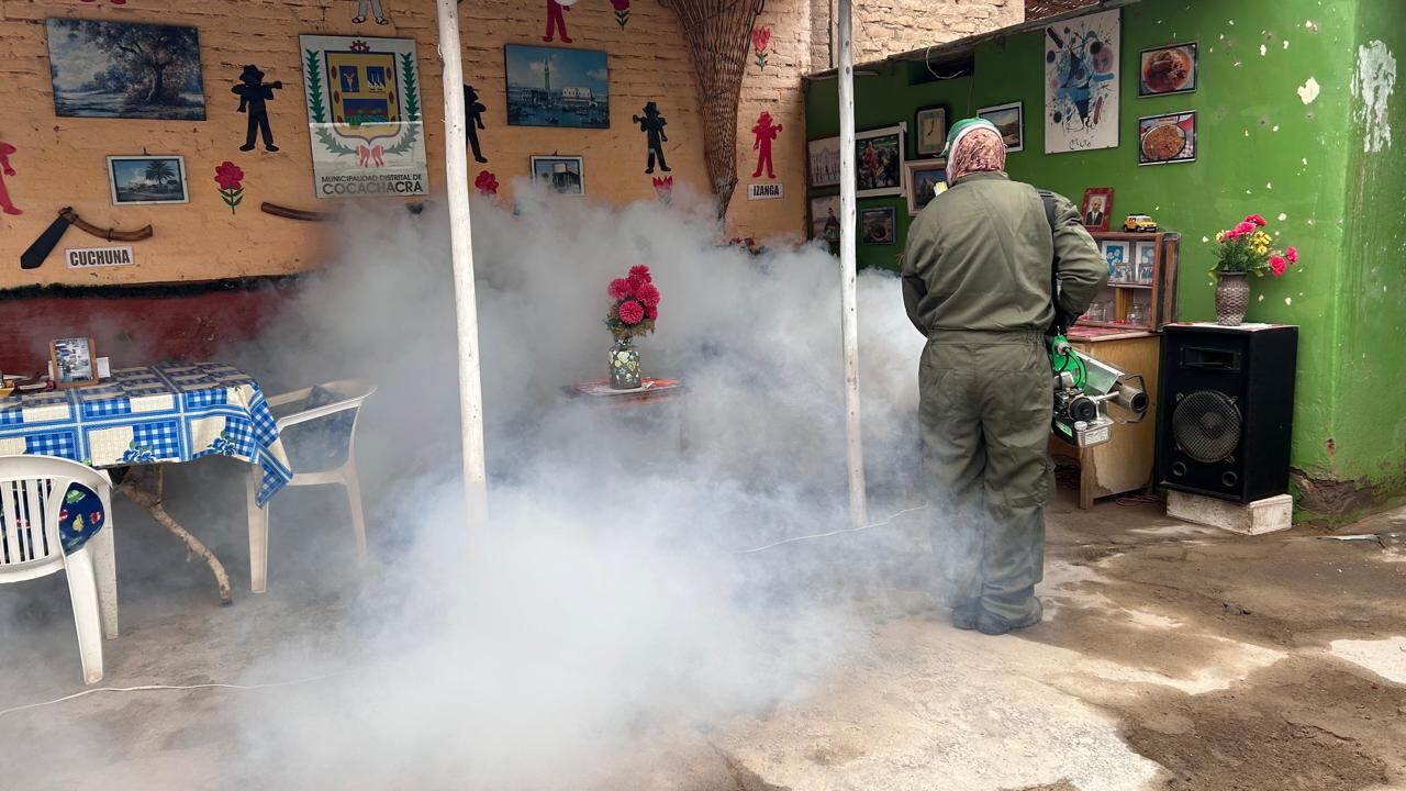 Fumigación de casas en Cocachacra en Arequipa. (Foto: GEC)