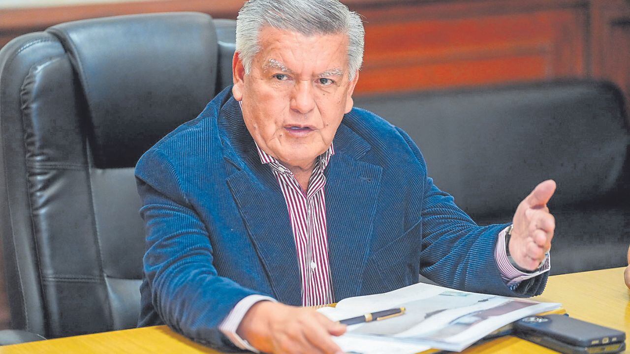 En una sesión donde 9 consejeros se conectaron virtualmente y solo 5 estuvieron presentes, se aprobó, con 11 votos a favor y 2 en contra, que el gobernador se ausente de la región por 10 días. Elías Rodríguez, líder de Trabajo más Trabajo, critica a la autoridad regional y le insta a que reflexione y se quede.