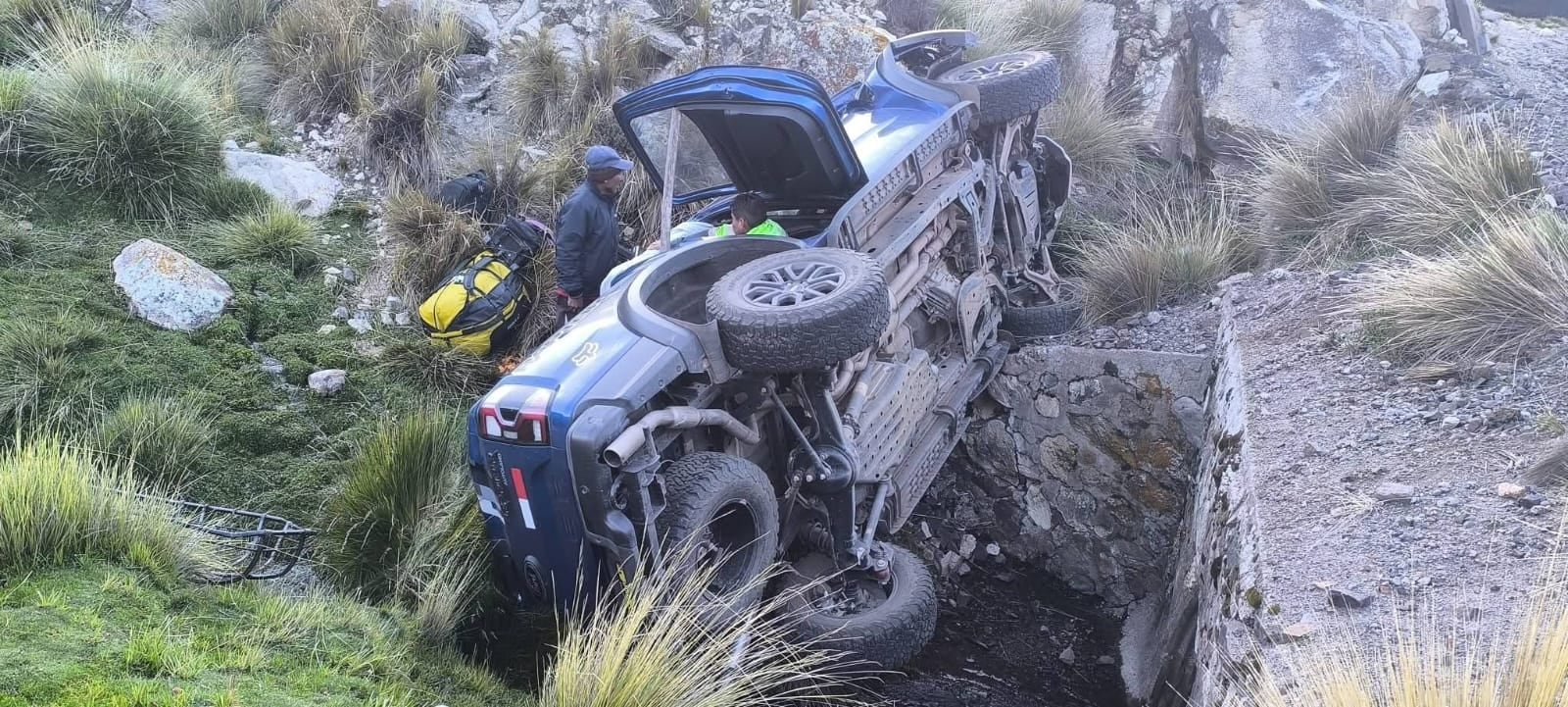Camioneta se despistó en la vía al distrito de Chivay, en la provincia de Caylloma. Foto: PNP.