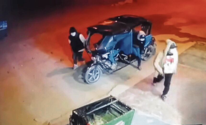 Los delincuentes armados, con poleras, gorros y mascarillas, irrumpieron en un local y se llevaron el dinero tras reducir a los trabajadores