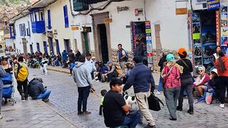 Turistas y locales toman calle de Cusco exigiendo venta de boletos para Machu Picchu (VIDEO)