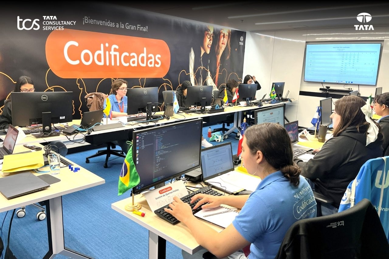 Alejandra Astocondor, Tatiana Medalith Paucar y Rosario Lizeth Quispe representarán al Perú en la final regional de la competencia de programación.