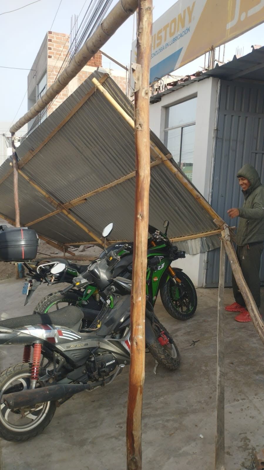 Precarias estructuras colapsaron a causa del viento