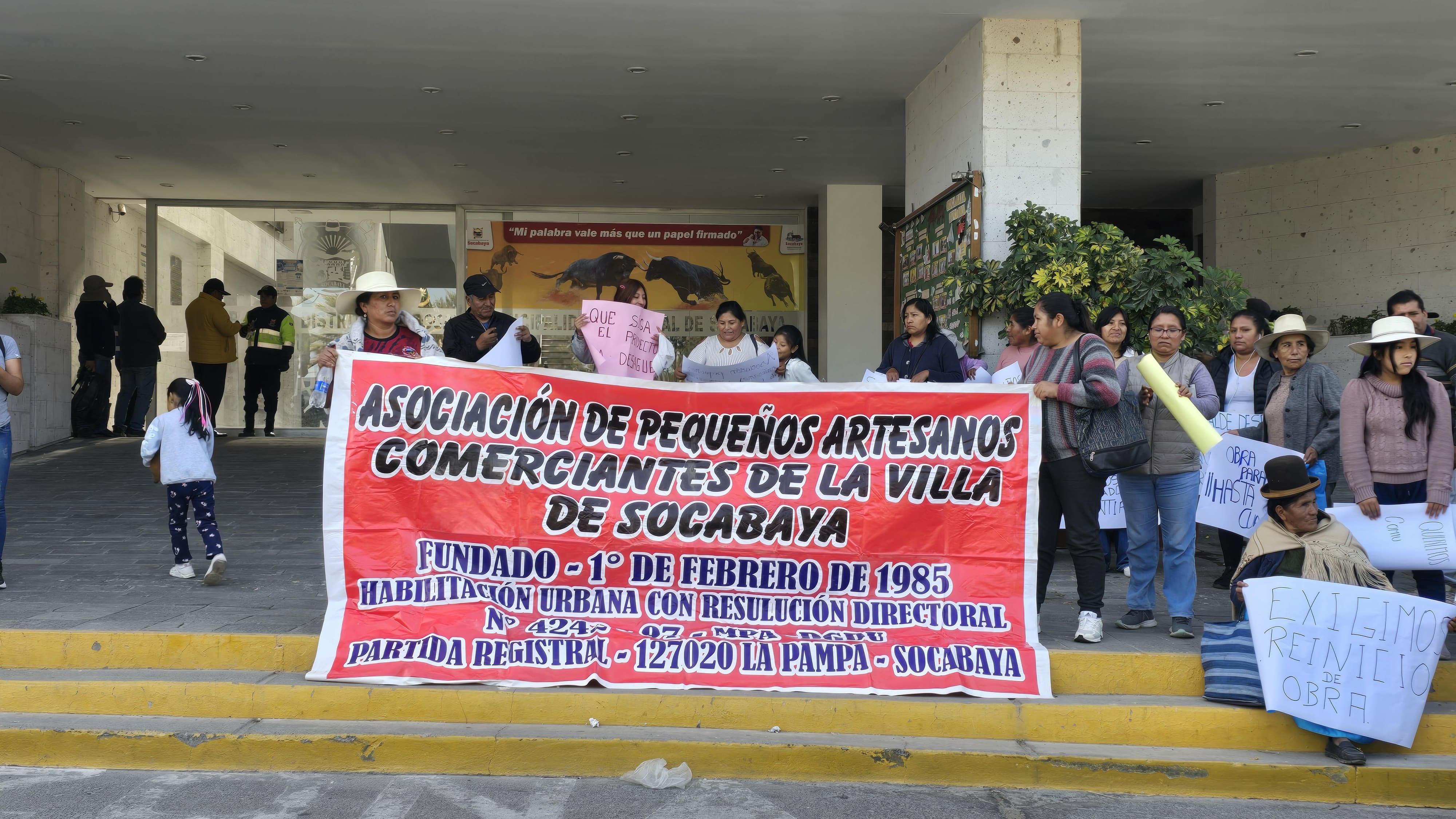 Protesta en palacio municipal del distrito de Socabaya. GEC.