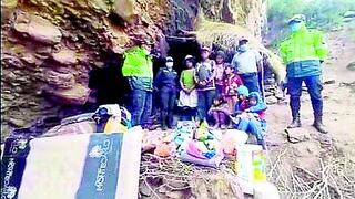 Huancavelica: Policías llevan ayuda a familia que vive en una cueva (VIDEO)